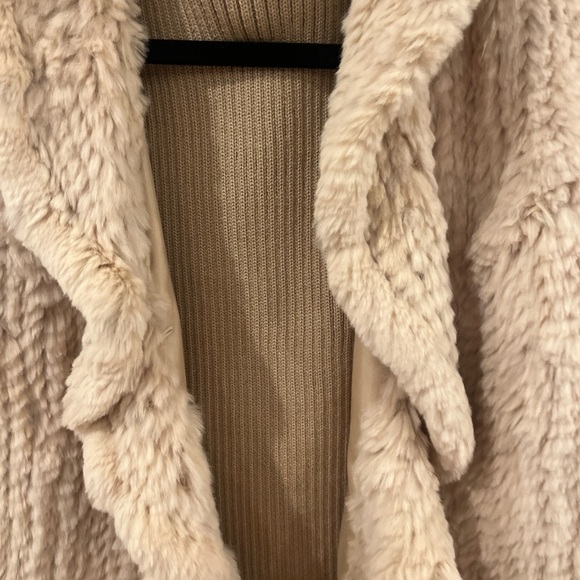 Revue Rabbit Fur Vest beautiful beige tan color perfect for spring - Picture 2 of 5